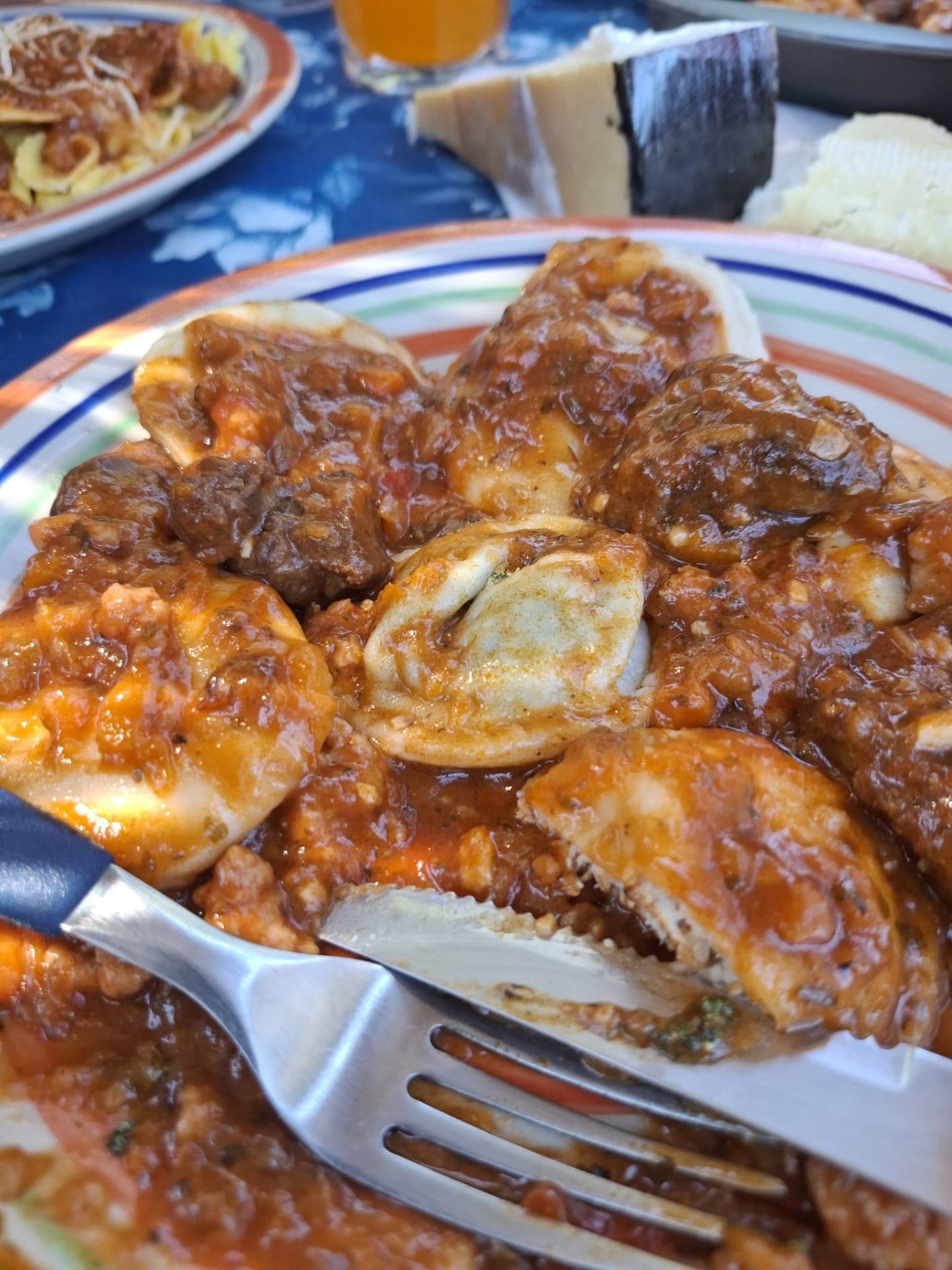 Sorrentinos con salsa de tomate, bondiola y carne