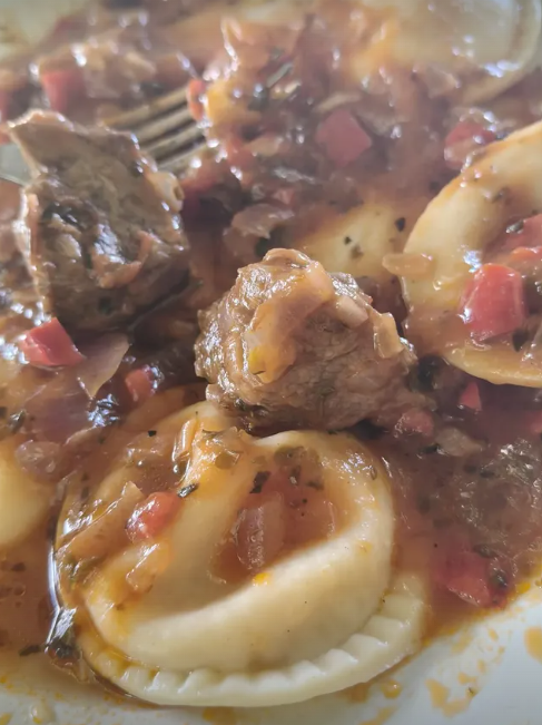 Raviolones con salsa de tomate y bondiola