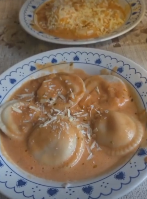 Sorrentinos en salsa rosa con queso rallado