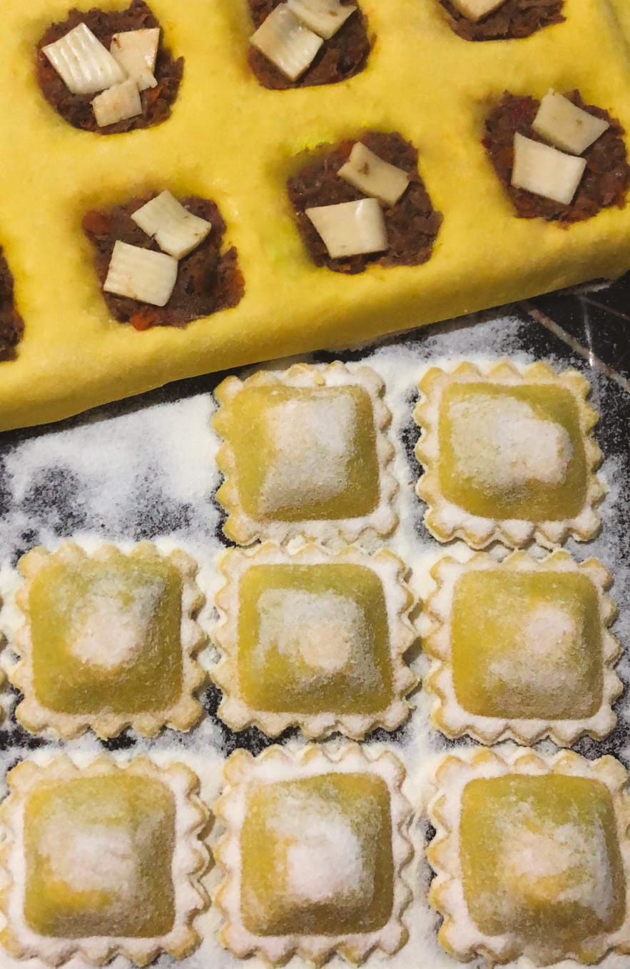 Armado a mano de raviolones rellenos