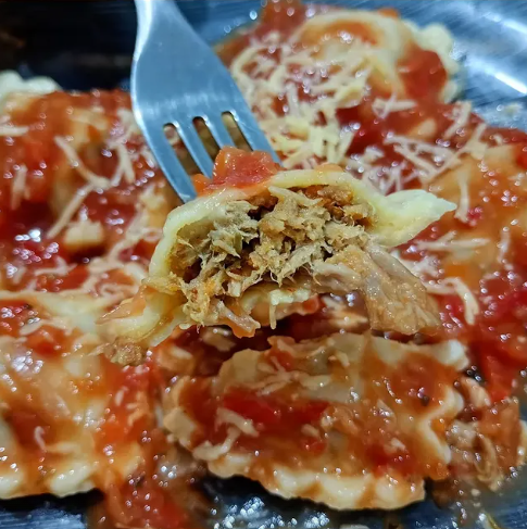 Sorrentinos con salsa de tomate y queso