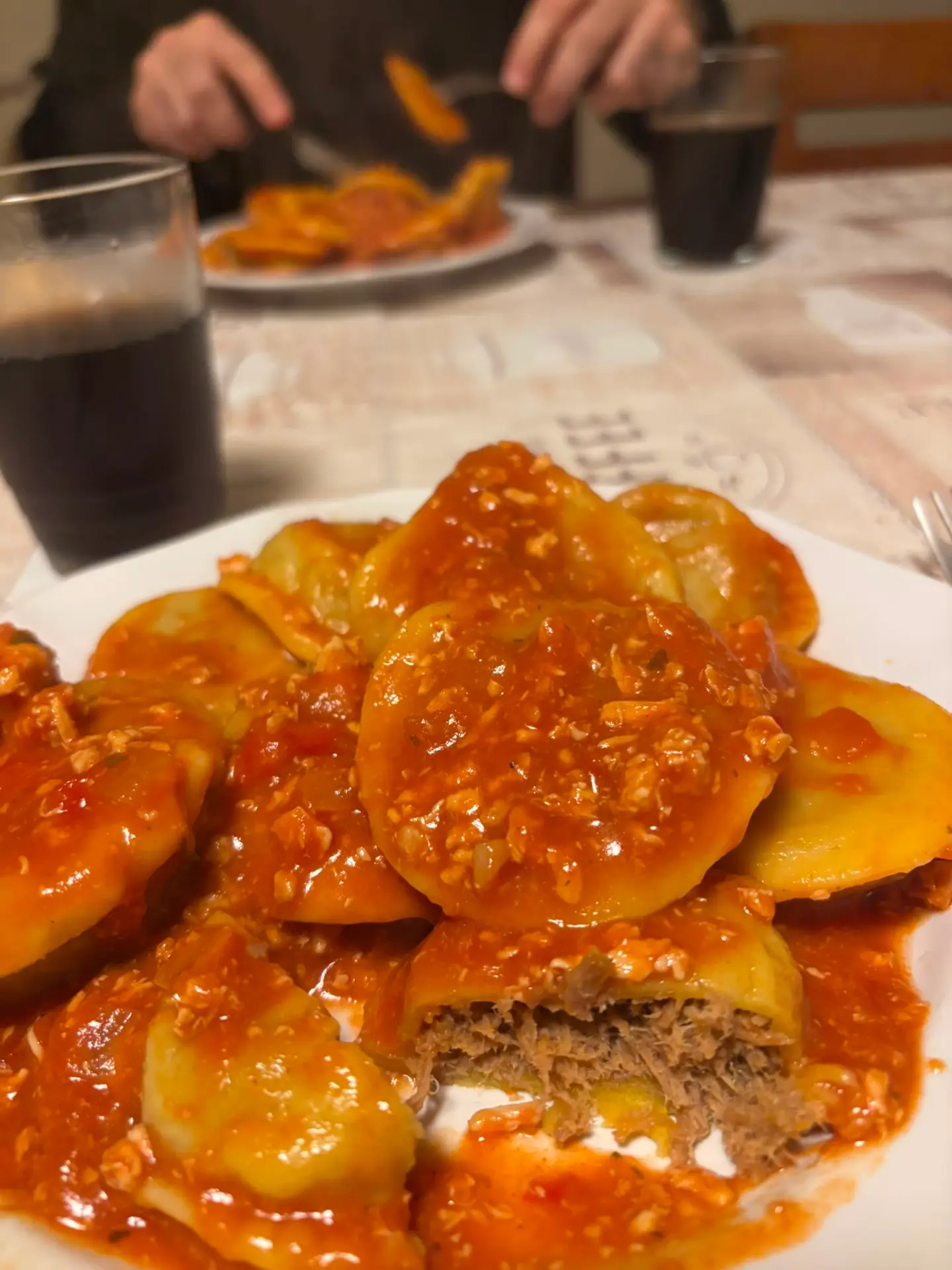 Plato de sorrentinos de bondiola en salsa de tomate